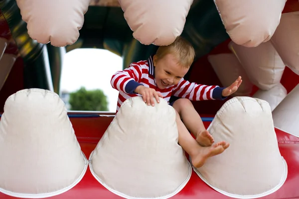 Ragazzo di quattro anni che gioca su un trampolino — Foto Stock