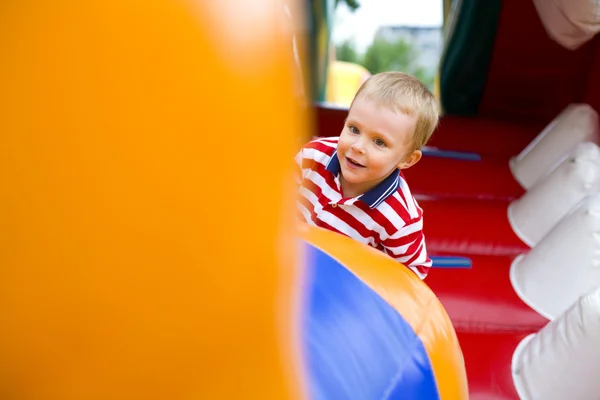 Fyra-åriga kid spelar på en studsmatta — Stockfoto