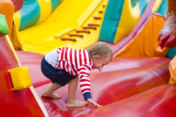 ? hild skoki na trampolinie — Zdjęcie stockowe