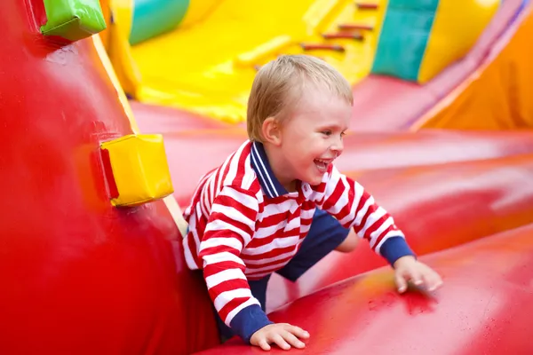 Hild beim Trampolinspringen lizenzfreie Stockfotos