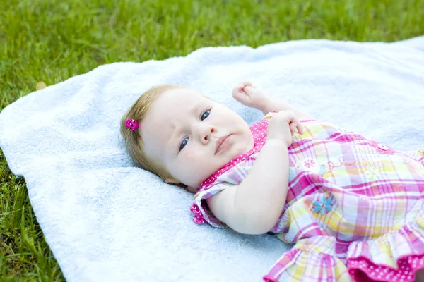 Wird das zwei Monate alte Baby im Freien reiben — Stockfoto