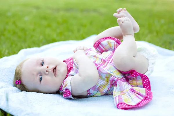 Буде натирати двомісячну дитину — стокове фото