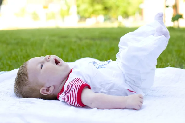 Akan menggosok dua bulan bayi outdoor — Stok Foto