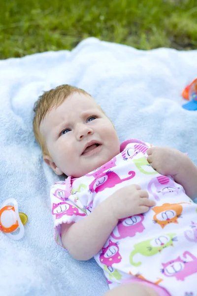 Portret van twee maanden durende baby close-up buiten — Stockfoto
