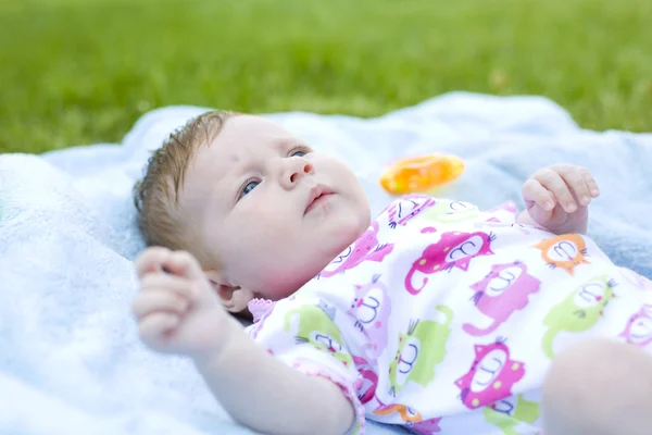 Portret van twee maanden durende baby buiten — Stockfoto