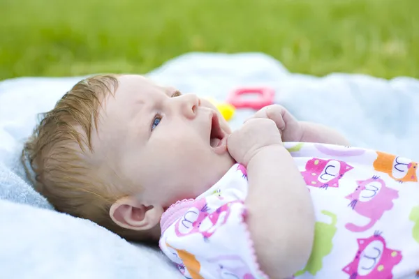 Portret van twee maanden durende baby buiten — Stockfoto