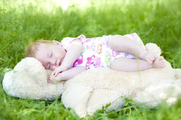 Wird das schlafende zwei Monate alte Baby reiben — Stockfoto