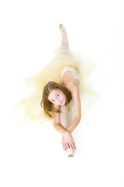 Portrait studio d'une jolie jeune ballerine — Photo