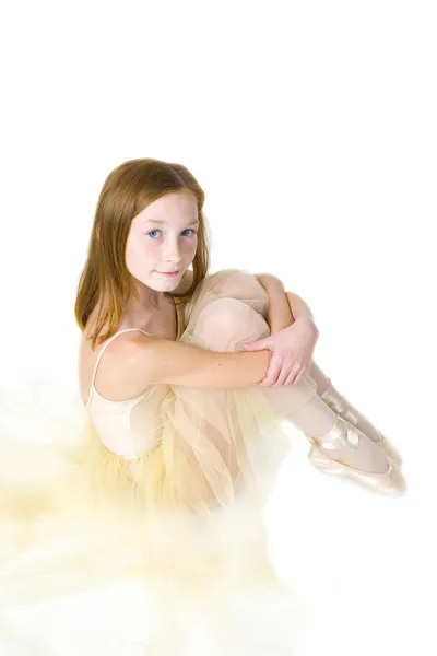 Студийный портрет привлекательной молодой балерины — стоковое фото