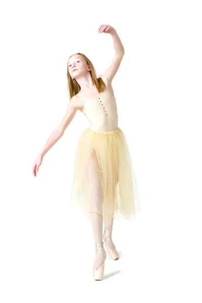 Portrait studio d'une jolie jeune ballerine — Photo