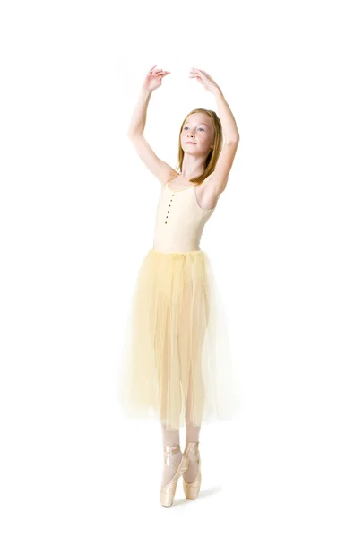 Portrait studio d'une jolie jeune ballerine — Photo