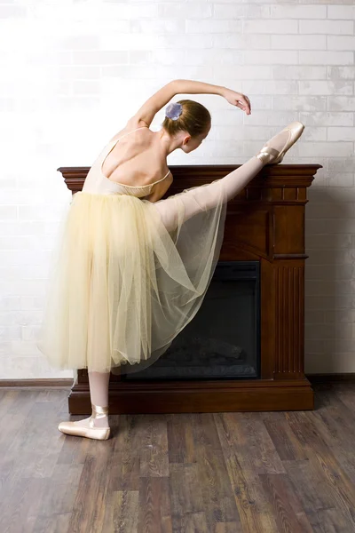 Студийный портрет привлекательной молодой балерины — стоковое фото