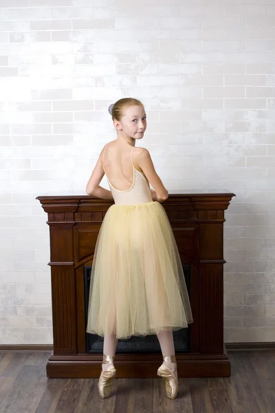 Portrait studio d'une jolie jeune ballerine — Photo