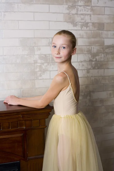 Çekici bir genç balerin Studio portresi — Stok fotoğraf