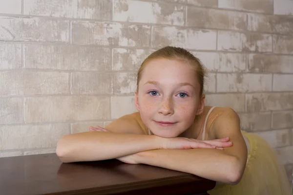 Studio portrait of an attractive young ballerina — Stock Photo, Image