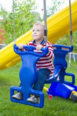dört yaşındaki çocuk bir salıncak sürme