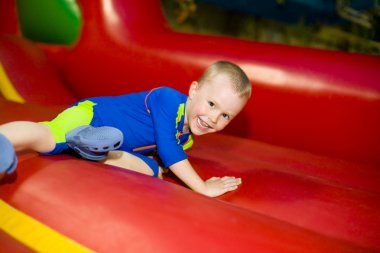 fyra-åriga barnet hoppar på en studsmatta