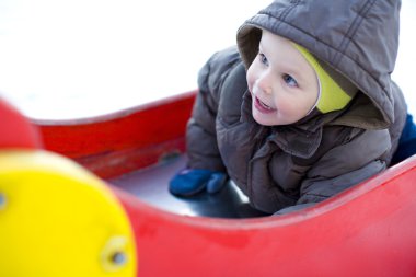 eğlenceli çocuk winte bir oyun oynamaktadır