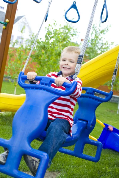 Enfant de quatre ans en balançoire — Photo