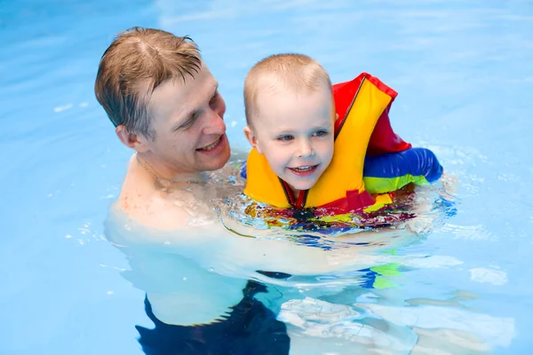 4 岁的男孩学会了在与父亲的游泳池里游泳 — 图库照片