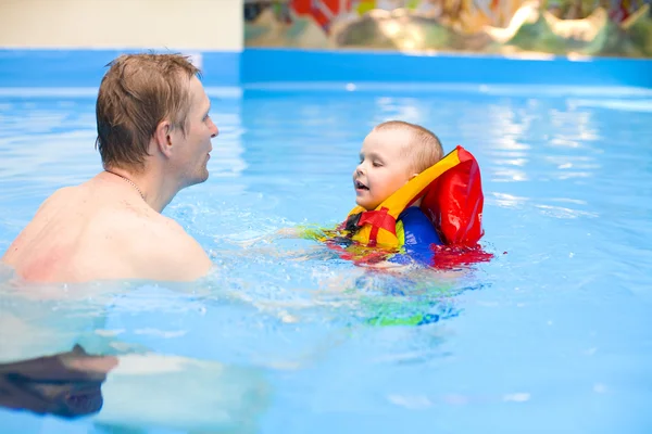 Chłopiec 4 lat uczy się pływać w basenie z ojcem — Zdjęcie stockowe