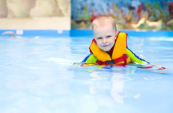 Boy 4 years swimming in the pool — Stock Photo, Image