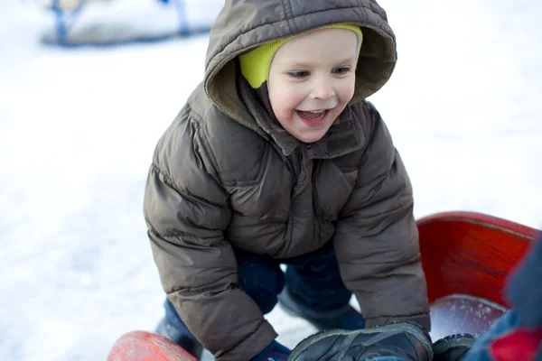 Забавный ребенок, который играет на детской площадке в Винте — стоковое фото
