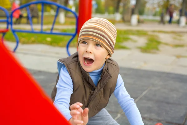 Retrato da criança de quatro anos brincando em um playground — Fotografia de Stock