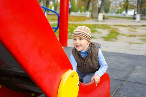 Porträt des vierjährigen Kindes, das auf einem Spielplatz spielt — Stockfoto