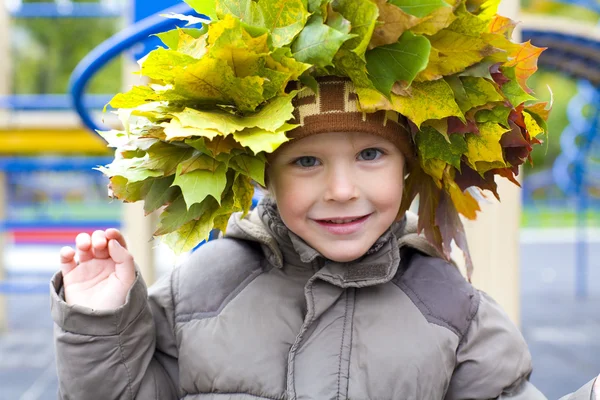 Retrato de niño hermoso en corona de hojas — Foto de Stock