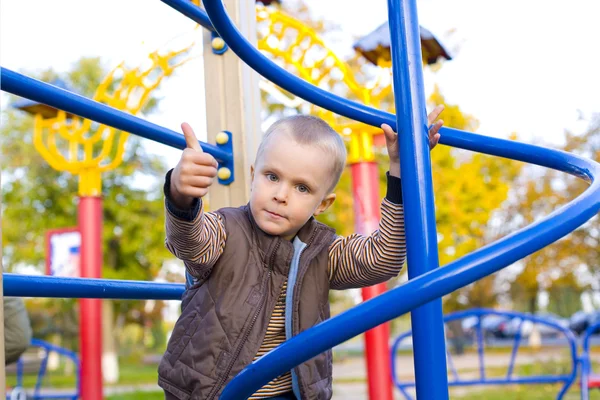 Aantrekkelijke vier-jaar-oude jongen op een speelplaats — Stockfoto