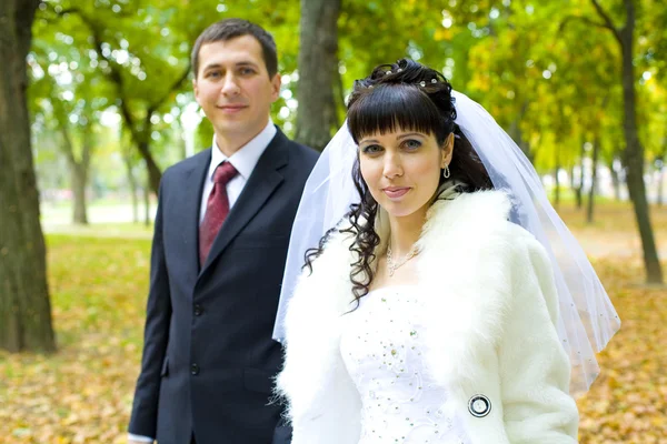 Portrait of romantic newlyweds — Stock Photo, Image