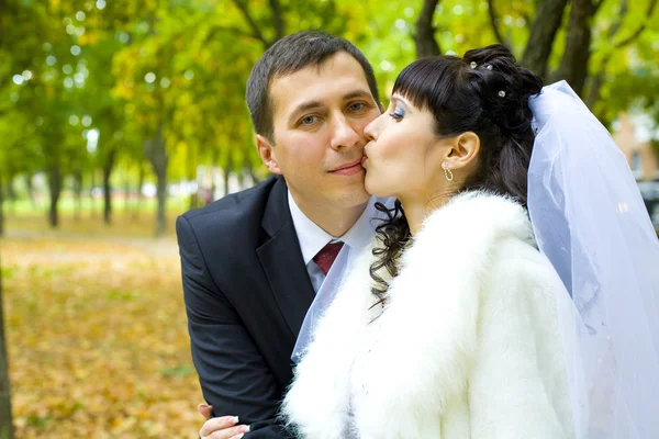 Bride kisses gently groom — Stock Photo, Image