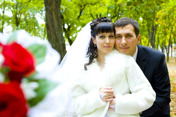 Portrait of romantic newlyweds — Stock Photo, Image