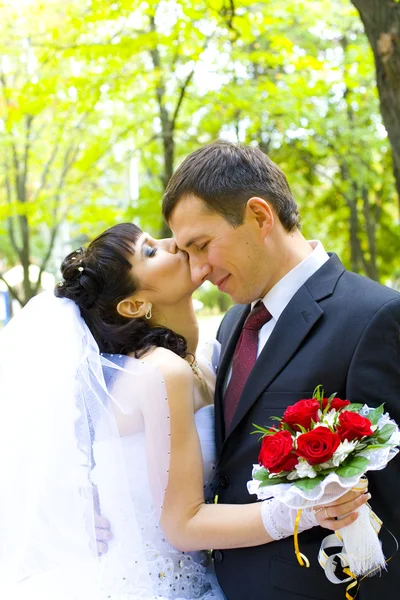 Bride kisses gently groom — Stock Photo, Image