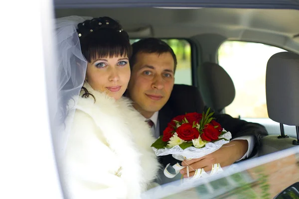 Recién casados en coche de boda — Foto de Stock