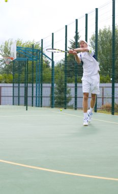 Tenis oynayan adam