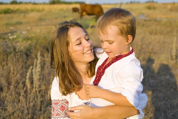 Schwester umarmt den kleinen Bruder — Stockfoto