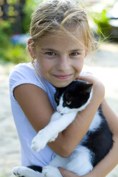 Fille avec un chat — Photo