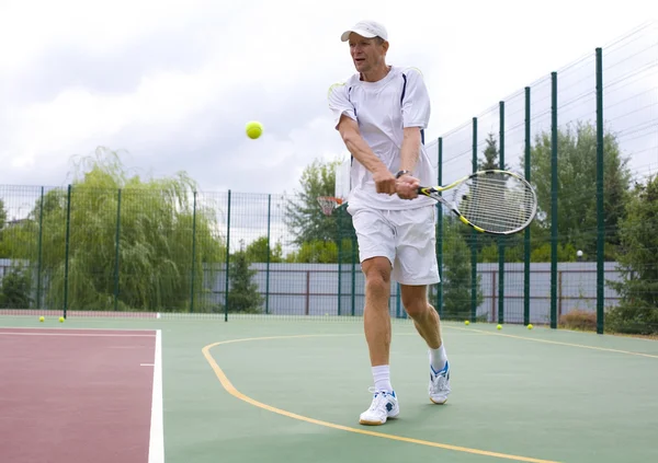 Homme jouant au tennis — Photo