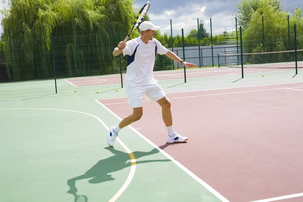 आदमी टेनिस खेल रहा है — स्टॉक फ़ोटो, इमेज