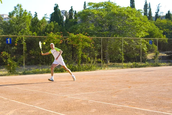 Homme jouant au tennis — Photo