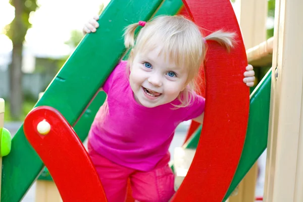 Attraente bambino in un parco giochi in estate — Foto Stock