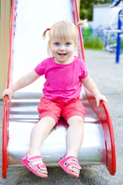 Atractivo bebé en un parque infantil en el verano — Foto de Stock