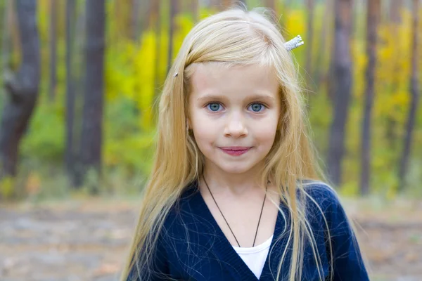 Portrét krásné pět rok stará dívka — Stock fotografie
