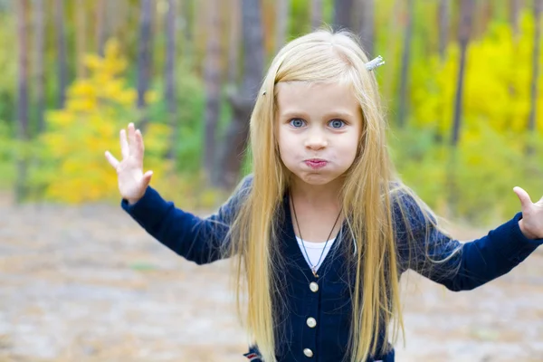 Ritratto della bella bambina di cinque anni — Foto Stock