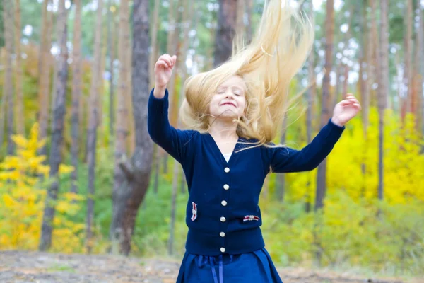 Portrét tančící pět rok stará dívka — Stock fotografie