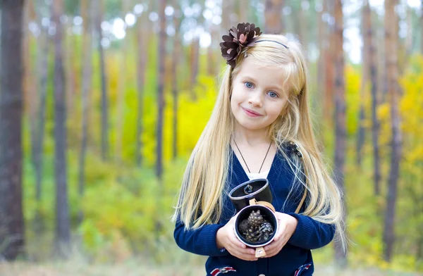 Portrét krásné pět rok stará dívka v lese — Stock fotografie