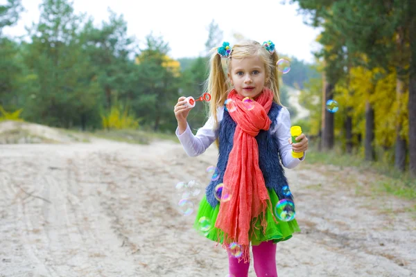 Une fille de cinq ans gonfle des bulles de savon — Photo