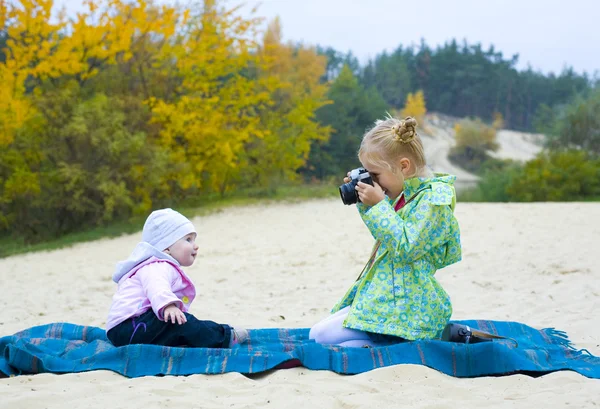 Fünfjähriger Fotograf mit kleinem Modell — Stockfoto